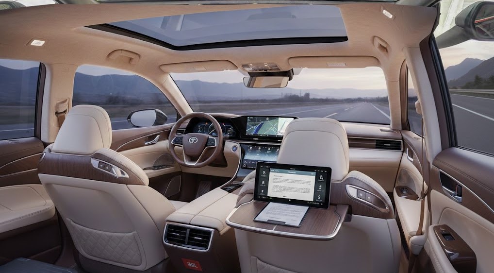 نمای داخلی لوکس و داشبورد مدرن تویوتا آوالون ۲۰۲۵ با تریم چوبی و چرم